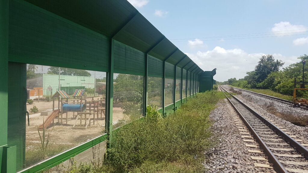 Pantalla acustica ferroviaria